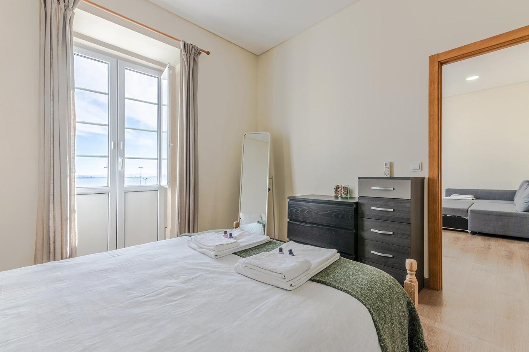 Very Sunny With Large Balcony 3rd Floor Lisbon